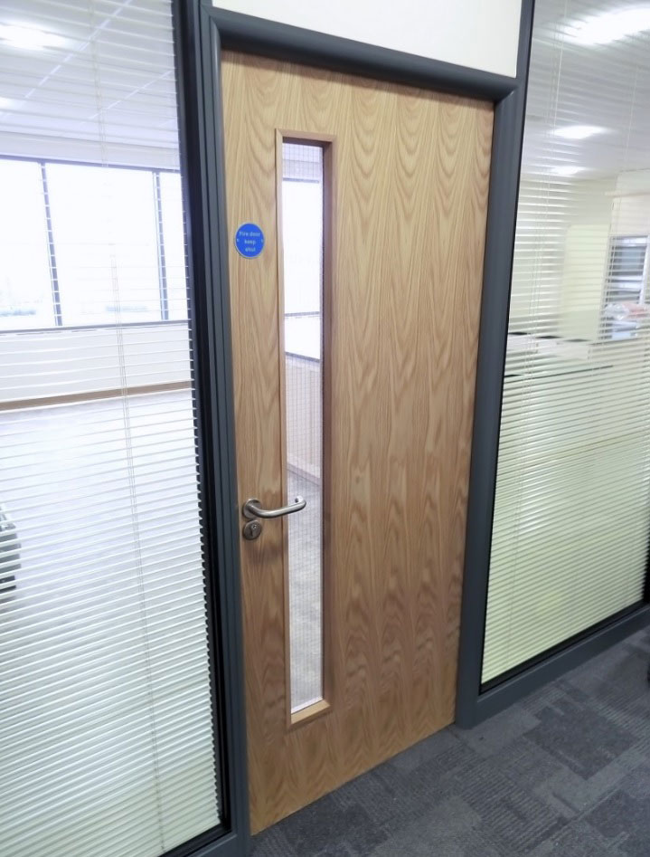 cửa gỗ văn phòng có ô kính dài