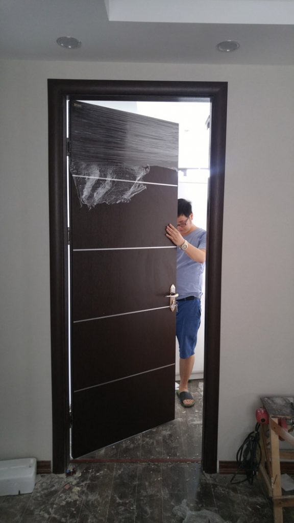 lắp đặt cửa gỗ thông phòng đẹp ở Hà Nội