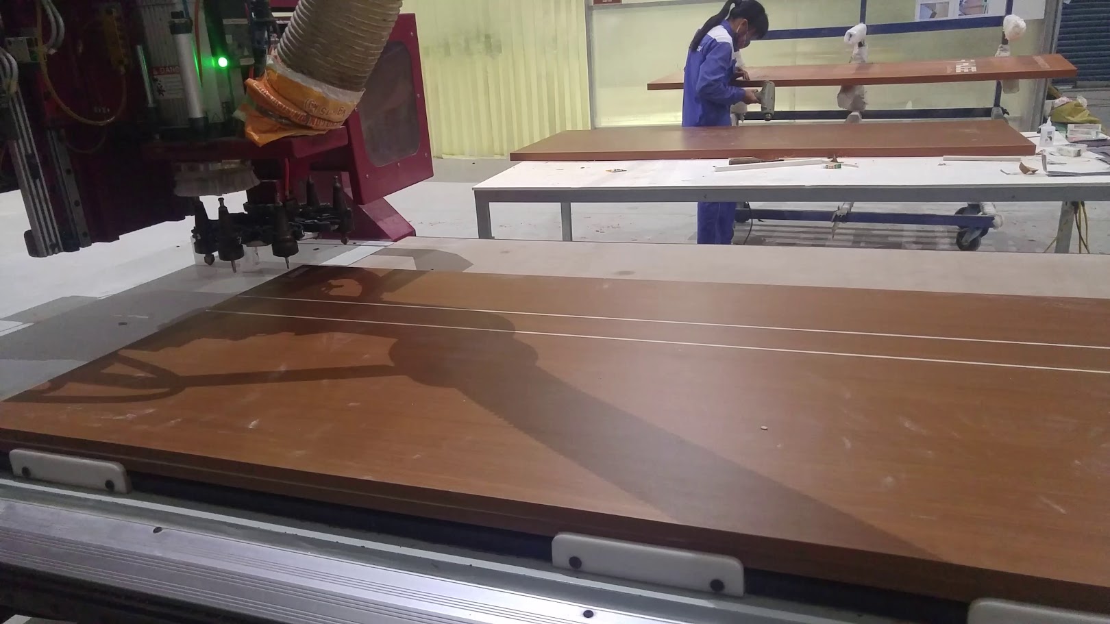 Dàn máy CNC sử dụng trong sản xuất cửa gỗ Huge